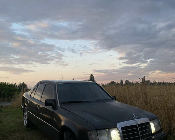 Черный Мерседес Е-Класс, объемом двигателя 2 л и пробегом 53 тыс. км за 2300 $, фото 3 на Automoto.ua