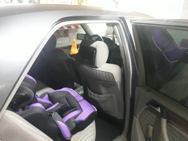 Черный Мерседес Е-Класс, объемом двигателя 2.3 л и пробегом 450 тыс. км за 2142 $, фото 4 на Automoto.ua