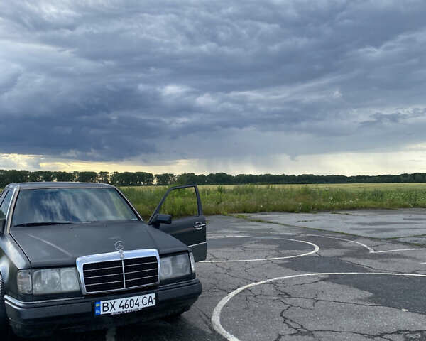 Черный Мерседес Е-Класс, объемом двигателя 2 л и пробегом 53 тыс. км за 2300 $, фото 4 на Automoto.ua