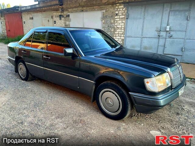 Черный Мерседес Е-Класс, объемом двигателя 2.3 л и пробегом 290 тыс. км за 2500 $, фото 1 на Automoto.ua