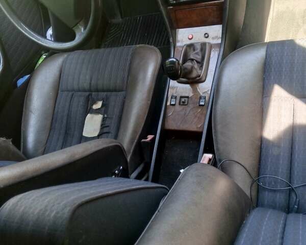 Черный Мерседес Е-Класс, объемом двигателя 2 л и пробегом 250 тыс. км за 1800 $, фото 6 на Automoto.ua