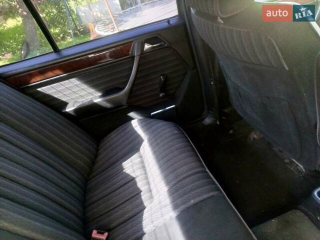 Черный Мерседес Е-Класс, объемом двигателя 2 л и пробегом 250 тыс. км за 1800 $, фото 3 на Automoto.ua