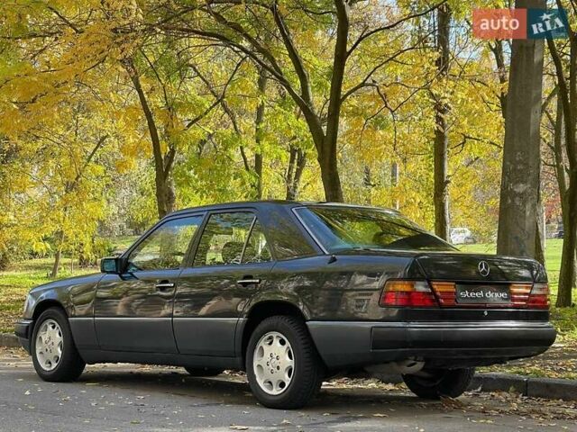 Черный Мерседес Е-Класс, объемом двигателя 2.3 л и пробегом 346 тыс. км за 2799 $, фото 4 на Automoto.ua