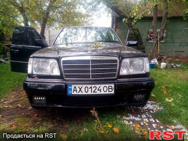 Черный Мерседес Е-Класс, объемом двигателя 3 л и пробегом 300 тыс. км за 3000 $, фото 2 на Automoto.ua