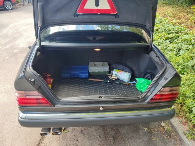 Черный Мерседес Е-Класс, объемом двигателя 2 л и пробегом 330 тыс. км за 5000 $, фото 2 на Automoto.ua