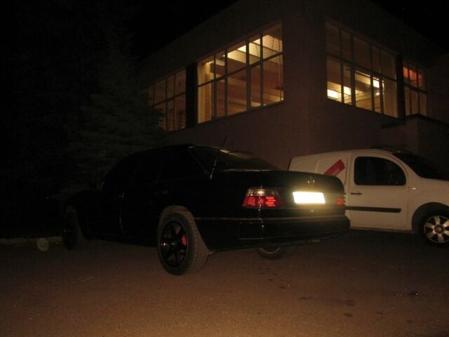 Черный Мерседес Е-Класс, объемом двигателя 2.6 л и пробегом 130 тыс. км за 3000 $, фото 5 на Automoto.ua