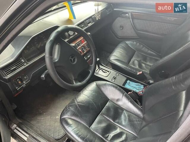 Черный Мерседес Е-Класс, объемом двигателя 2.5 л и пробегом 460 тыс. км за 2350 $, фото 9 на Automoto.ua