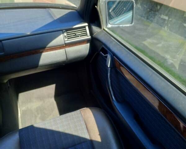 Черный Мерседес Е-Класс, объемом двигателя 2 л и пробегом 250 тыс. км за 1800 $, фото 4 на Automoto.ua