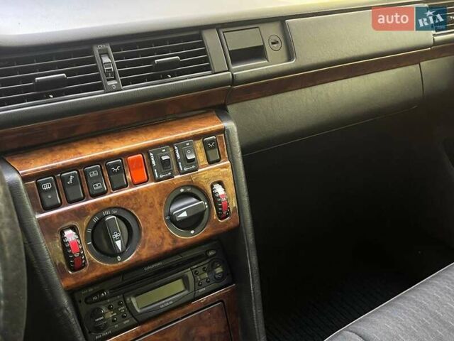 Черный Мерседес Е-Класс, объемом двигателя 2.3 л и пробегом 346 тыс. км за 2799 $, фото 11 на Automoto.ua