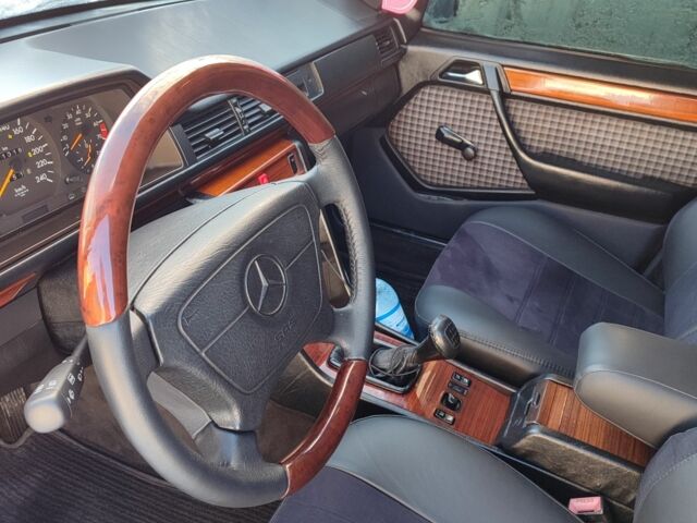 Черный Мерседес Е-Класс, объемом двигателя 2 л и пробегом 330 тыс. км за 5000 $, фото 1 на Automoto.ua