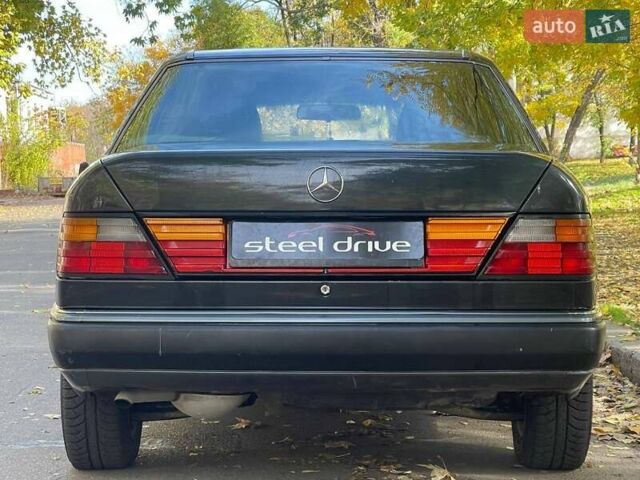 Черный Мерседес Е-Класс, объемом двигателя 2.3 л и пробегом 346 тыс. км за 2799 $, фото 5 на Automoto.ua