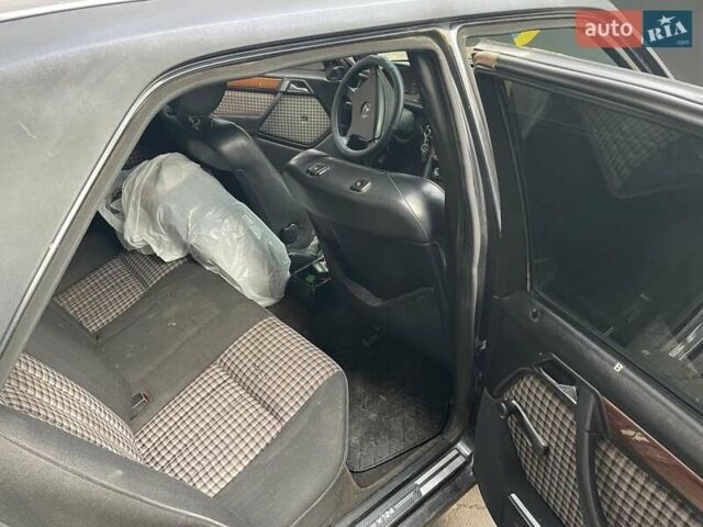 Черный Мерседес Е-Класс, объемом двигателя 2.5 л и пробегом 460 тыс. км за 2350 $, фото 7 на Automoto.ua