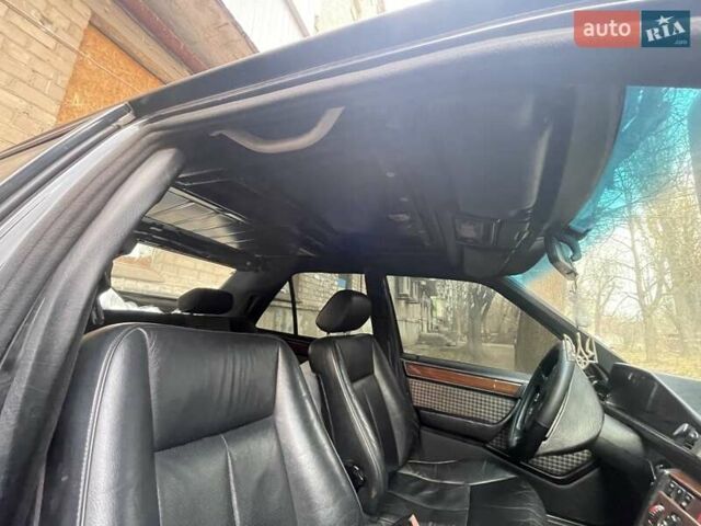 Черный Мерседес Е-Класс, объемом двигателя 2.5 л и пробегом 460 тыс. км за 2350 $, фото 6 на Automoto.ua