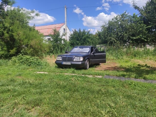 Черный Мерседес Е-Класс, объемом двигателя 2 л и пробегом 330 тыс. км за 5000 $, фото 4 на Automoto.ua