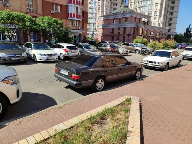 Черный Мерседес Е-Класс, объемом двигателя 2 л и пробегом 330 тыс. км за 5000 $, фото 3 на Automoto.ua