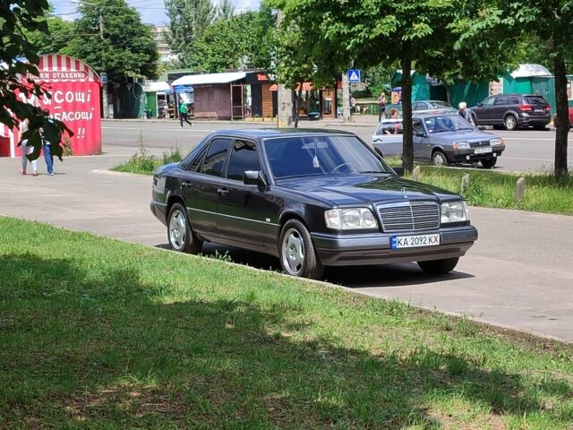 Черный Мерседес Е-Класс, объемом двигателя 2 л и пробегом 330 тыс. км за 5000 $, фото 5 на Automoto.ua