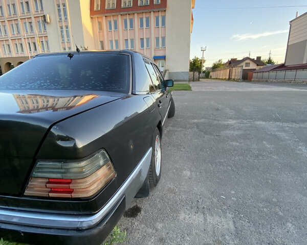 Черный Мерседес Е-Класс, объемом двигателя 2.8 л и пробегом 450 тыс. км за 2500 $, фото 13 на Automoto.ua