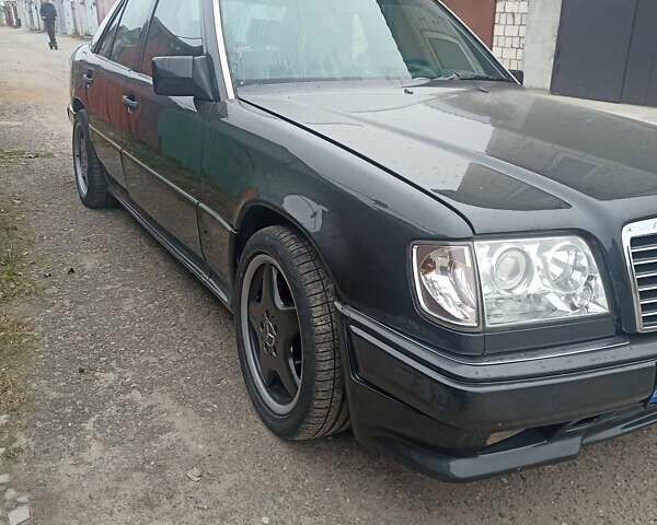 Чорний Мерседес Е-Клас, об'ємом двигуна 3.2 л та пробігом 486 тис. км за 5000 $, фото 4 на Automoto.ua