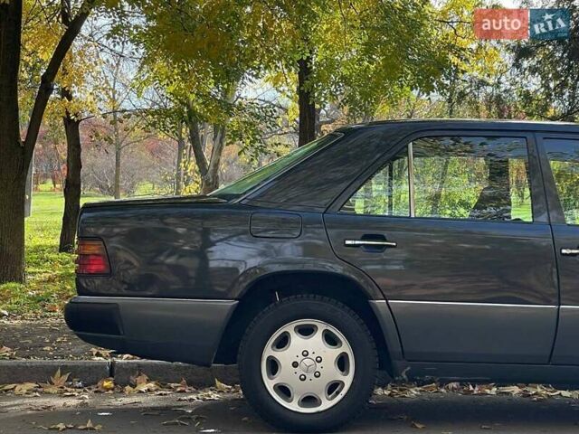 Черный Мерседес Е-Класс, объемом двигателя 2.3 л и пробегом 346 тыс. км за 2799 $, фото 7 на Automoto.ua