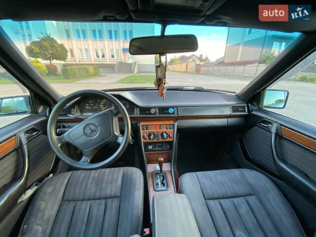 Черный Мерседес Е-Класс, объемом двигателя 2.8 л и пробегом 450 тыс. км за 2500 $, фото 4 на Automoto.ua