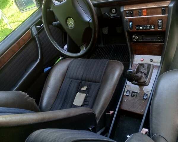 Черный Мерседес Е-Класс, объемом двигателя 2 л и пробегом 250 тыс. км за 1800 $, фото 5 на Automoto.ua