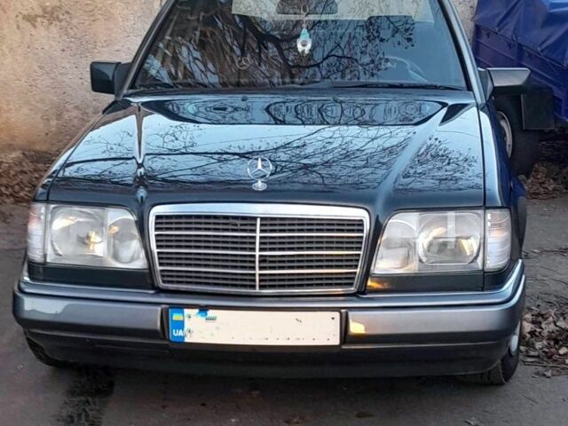 Черный Мерседес Е-Класс, объемом двигателя 2 л и пробегом 330 тыс. км за 5000 $, фото 6 на Automoto.ua