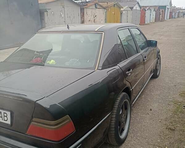 Чорний Мерседес Е-Клас, об'ємом двигуна 3.2 л та пробігом 486 тис. км за 5000 $, фото 3 на Automoto.ua