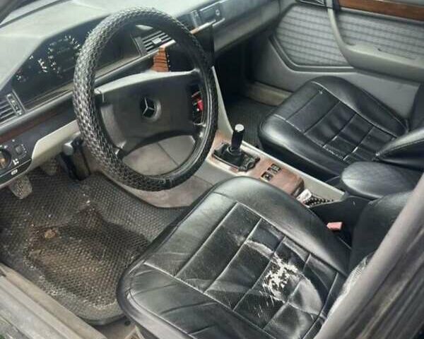 Мерседес Е-Класс 1992 в Згуровке на Automoto.ua Черный Мерседес Е-Класс, объемом двигателя 2.96 л и пробегом 452 тыс. км за 1800 $, фото 3 на Automoto.ua