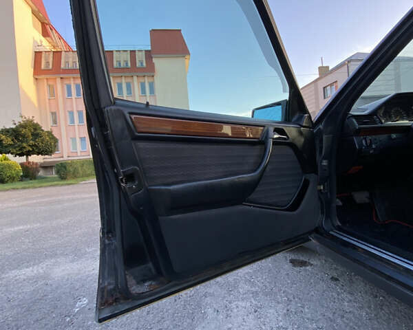 Черный Мерседес Е-Класс, объемом двигателя 2.8 л и пробегом 450 тыс. км за 2500 $, фото 6 на Automoto.ua