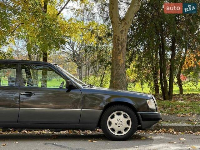 Черный Мерседес Е-Класс, объемом двигателя 2.3 л и пробегом 346 тыс. км за 2799 $, фото 8 на Automoto.ua