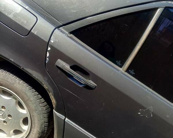 Черный Мерседес Е-Класс, объемом двигателя 2 л и пробегом 250 тыс. км за 1800 $, фото 9 на Automoto.ua