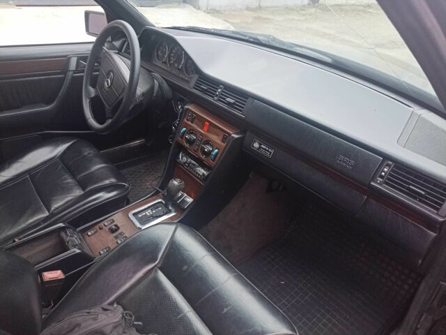 Черный Мерседес Е-Класс, объемом двигателя 3.2 л и пробегом 486 тыс. км за 5000 $, фото 2 на Automoto.ua