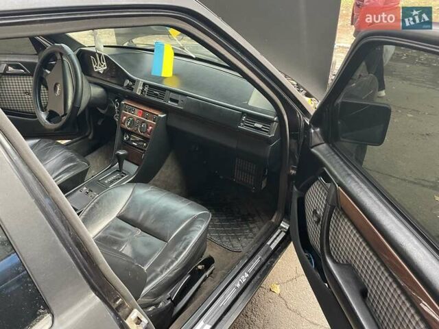 Черный Мерседес Е-Класс, объемом двигателя 2.5 л и пробегом 460 тыс. км за 2350 $, фото 8 на Automoto.ua