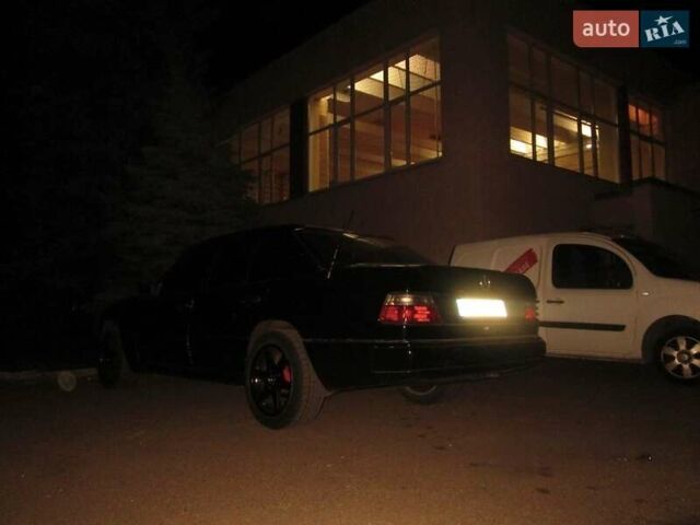 Черный Мерседес Е-Класс, объемом двигателя 2.6 л и пробегом 130 тыс. км за 3000 $, фото 3 на Automoto.ua