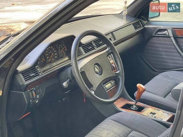 Черный Мерседес Е-Класс, объемом двигателя 2.3 л и пробегом 346 тыс. км за 2799 $, фото 12 на Automoto.ua