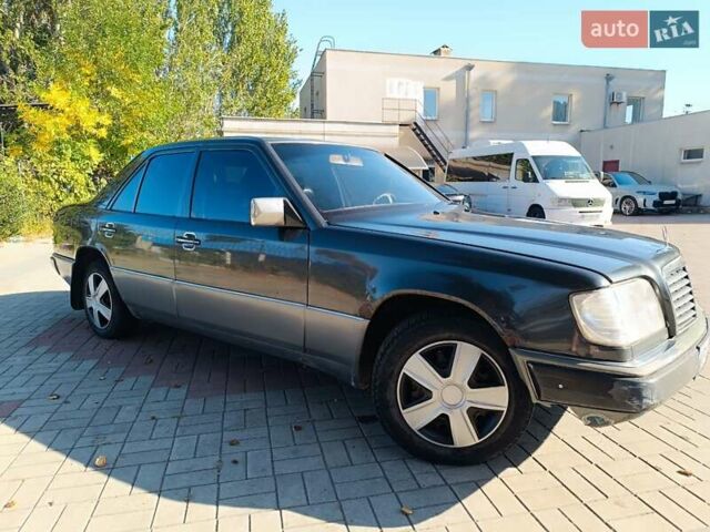 Черный Мерседес Е-Класс, объемом двигателя 2.8 л и пробегом 5 тыс. км за 2850 $, фото 3 на Automoto.ua