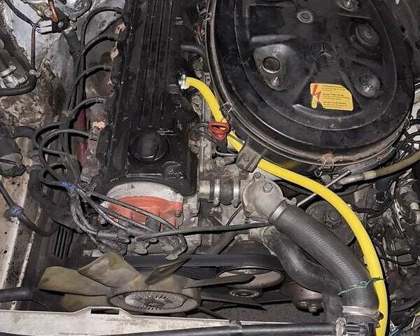 Черный Мерседес Е-Класс, объемом двигателя 2.6 л и пробегом 130 тыс. км за 3000 $, фото 6 на Automoto.ua