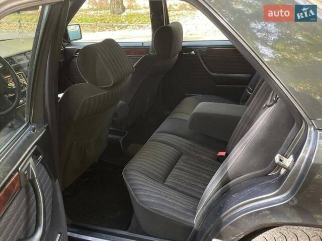 Черный Мерседес Е-Класс, объемом двигателя 2.3 л и пробегом 346 тыс. км за 2799 $, фото 14 на Automoto.ua