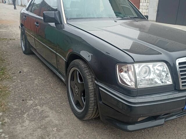 Черный Мерседес Е-Класс, объемом двигателя 3.2 л и пробегом 486 тыс. км за 5000 $, фото 4 на Automoto.ua