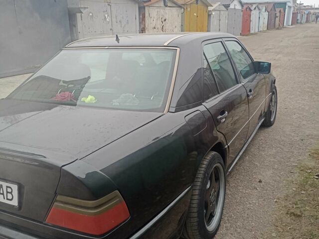 Черный Мерседес Е-Класс, объемом двигателя 3.2 л и пробегом 486 тыс. км за 5000 $, фото 3 на Automoto.ua