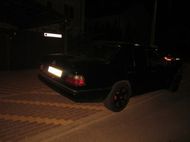 Черный Мерседес Е-Класс, объемом двигателя 2.6 л и пробегом 130 тыс. км за 3000 $, фото 3 на Automoto.ua