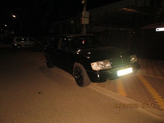 Черный Мерседес Е-Класс, объемом двигателя 2.6 л и пробегом 130 тыс. км за 3000 $, фото 4 на Automoto.ua