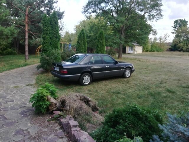 Черный Мерседес Е-Класс, объемом двигателя 2 л и пробегом 330 тыс. км за 5000 $, фото 7 на Automoto.ua