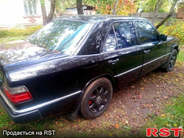 Черный Мерседес Е-Класс, объемом двигателя 3 л и пробегом 300 тыс. км за 3000 $, фото 4 на Automoto.ua