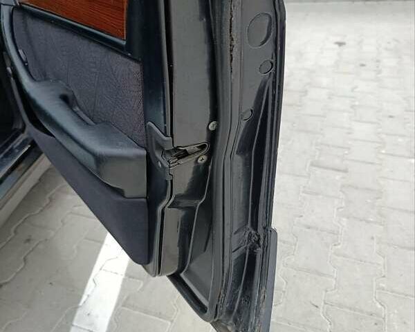 Черный Мерседес Е-Класс, объемом двигателя 2.5 л и пробегом 456 тыс. км за 3000 $, фото 5 на Automoto.ua