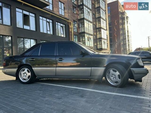 Чорний Мерседес Е-Клас, об'ємом двигуна 2 л та пробігом 680 тис. км за 3500 $, фото 1 на Automoto.ua