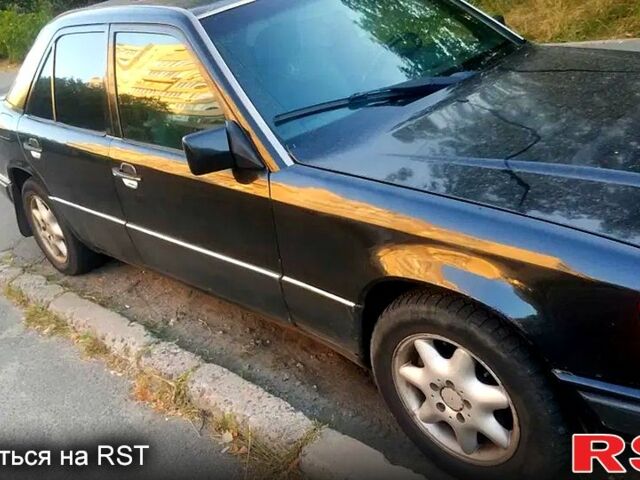 Черный Мерседес Е-Класс, объемом двигателя 2.2 л и пробегом 450 тыс. км за 1650 $, фото 4 на Automoto.ua