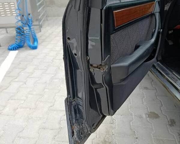Черный Мерседес Е-Класс, объемом двигателя 2.5 л и пробегом 456 тыс. км за 3000 $, фото 9 на Automoto.ua