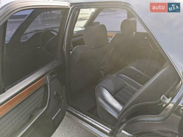 Чорний Мерседес Е-Клас, об'ємом двигуна 2.2 л та пробігом 377 тис. км за 4000 $, фото 3 на Automoto.ua