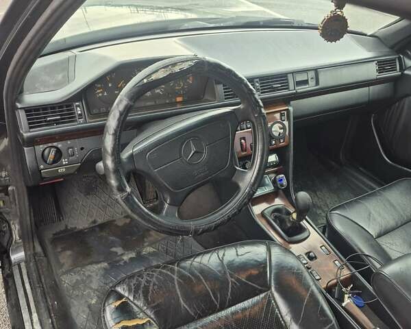 Чорний Мерседес Е-Клас, об'ємом двигуна 2 л та пробігом 488 тис. км за 3200 $, фото 12 на Automoto.ua